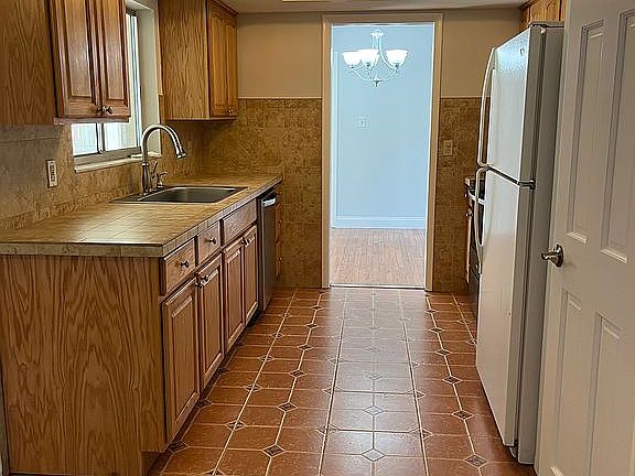 3rd image of 646 41st Ave