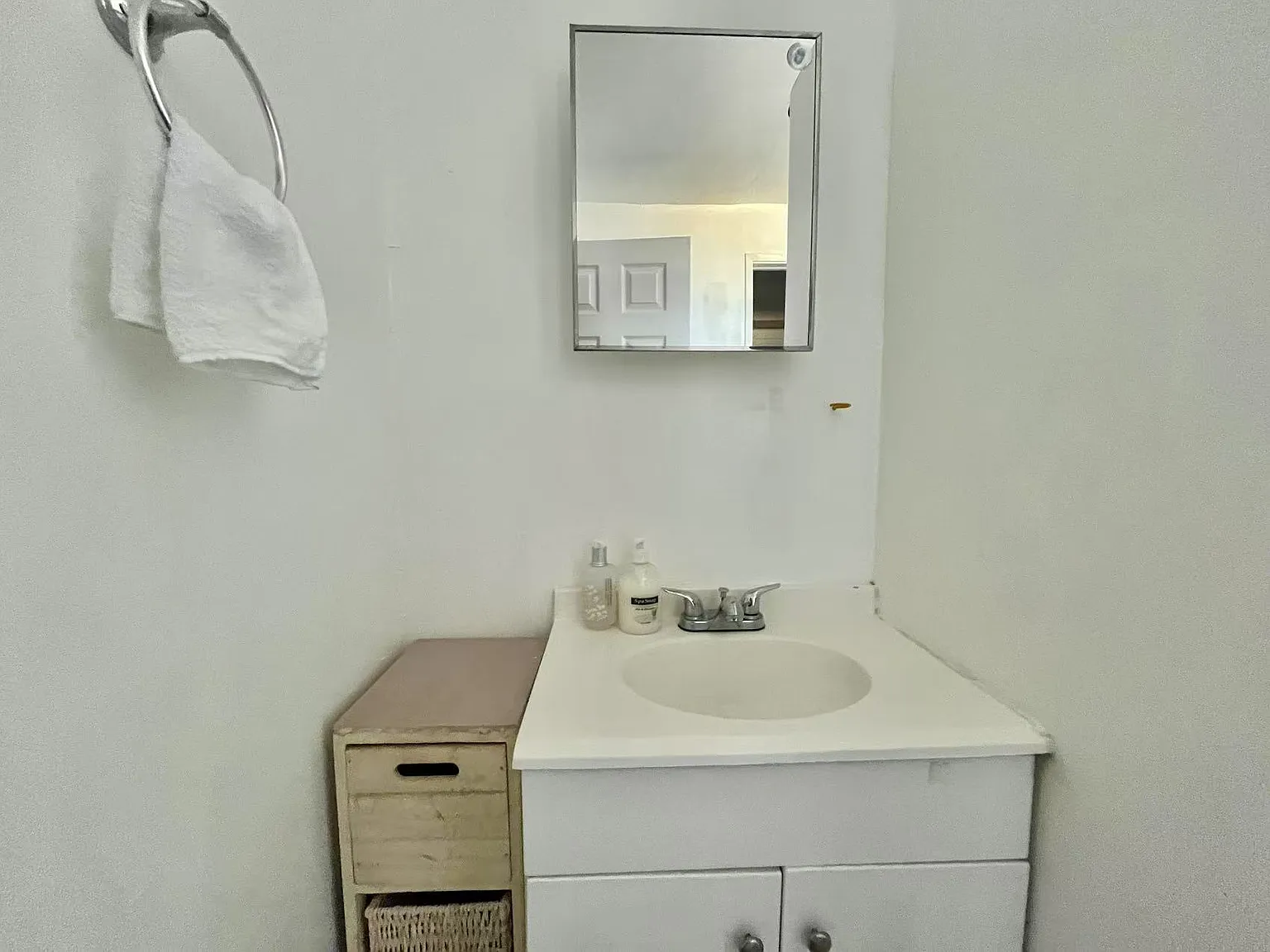 1 bed, 3500 sqft, $1,100 — Photo 3