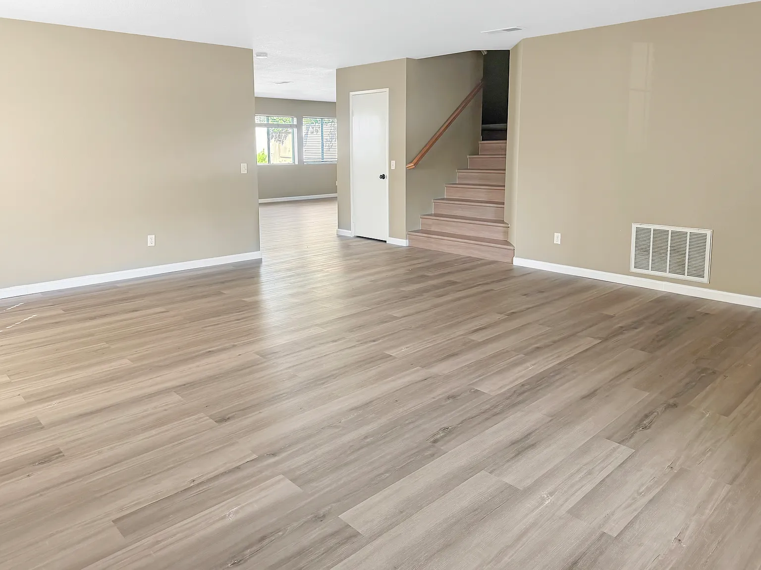 5 bed, 2.5 bath, 2886 sqft, $5,400 — Photo 2