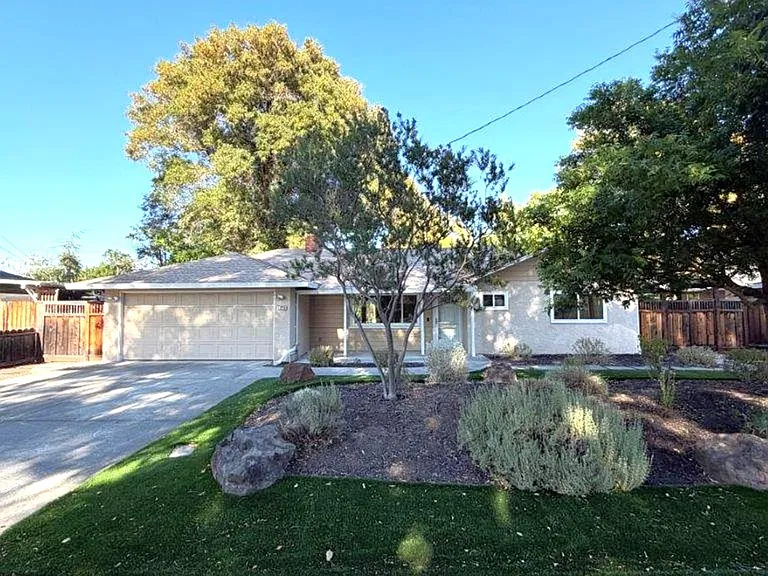 1579 Terry Way — Photo 2