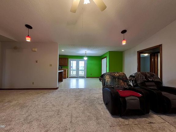 4th image of 51 Rose Ave