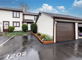 1202 Charlesgate Cir, East Amherst, NY 14051