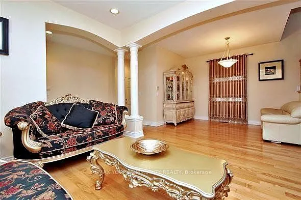 33 Golden Oak Ave — Photo 3