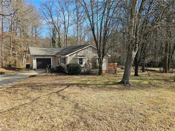 9 Rotary Cir, Thomasville, NC 27360