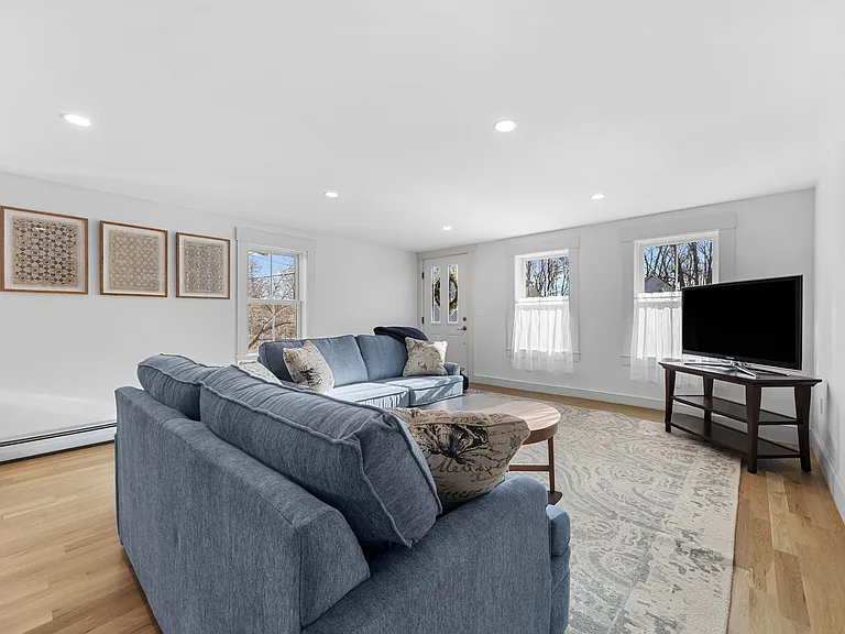 15 Willow St — Photo 12