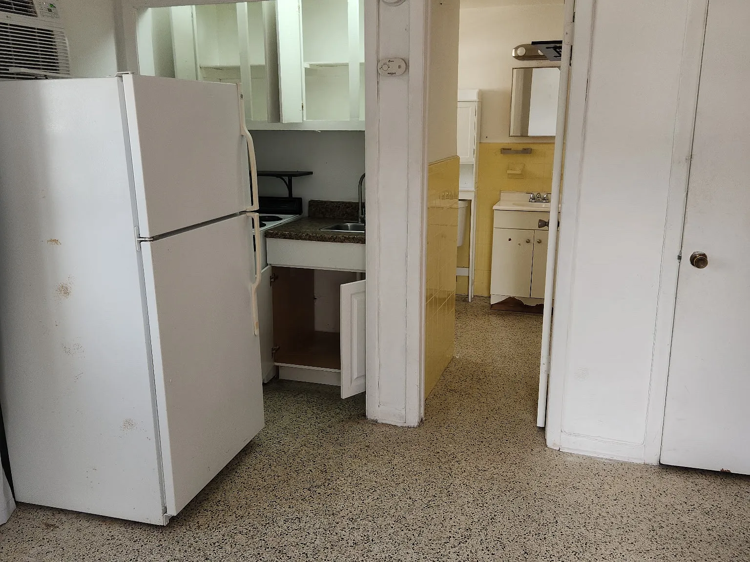 Studio, 400 sqft, $1,100 — Photo 4
