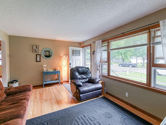 2nd image of 425 18th St S