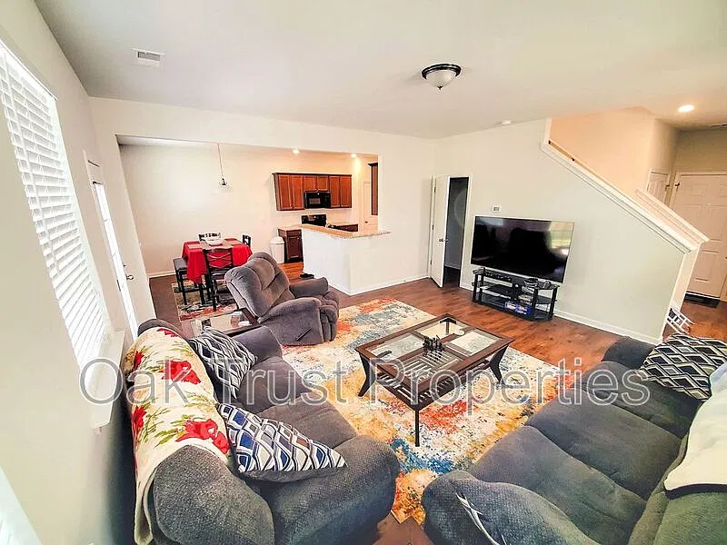 3 bed, 2.5 bath, 1614 sqft, $2,050 — Photo 4
