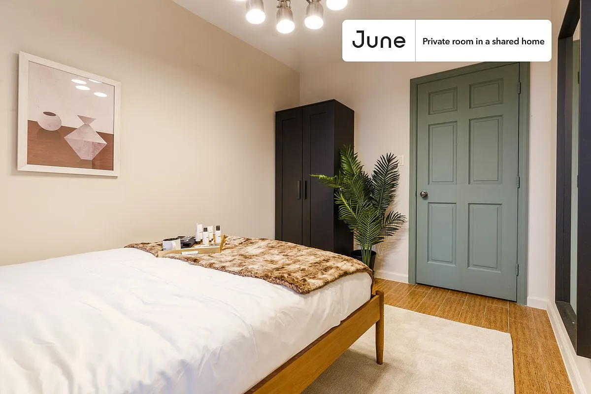 Queen bedroom in 3 bed/1 bath home in Chinatown #263 B — Photo 2