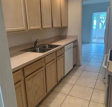 5th image of 401 SE 18th St APT 1