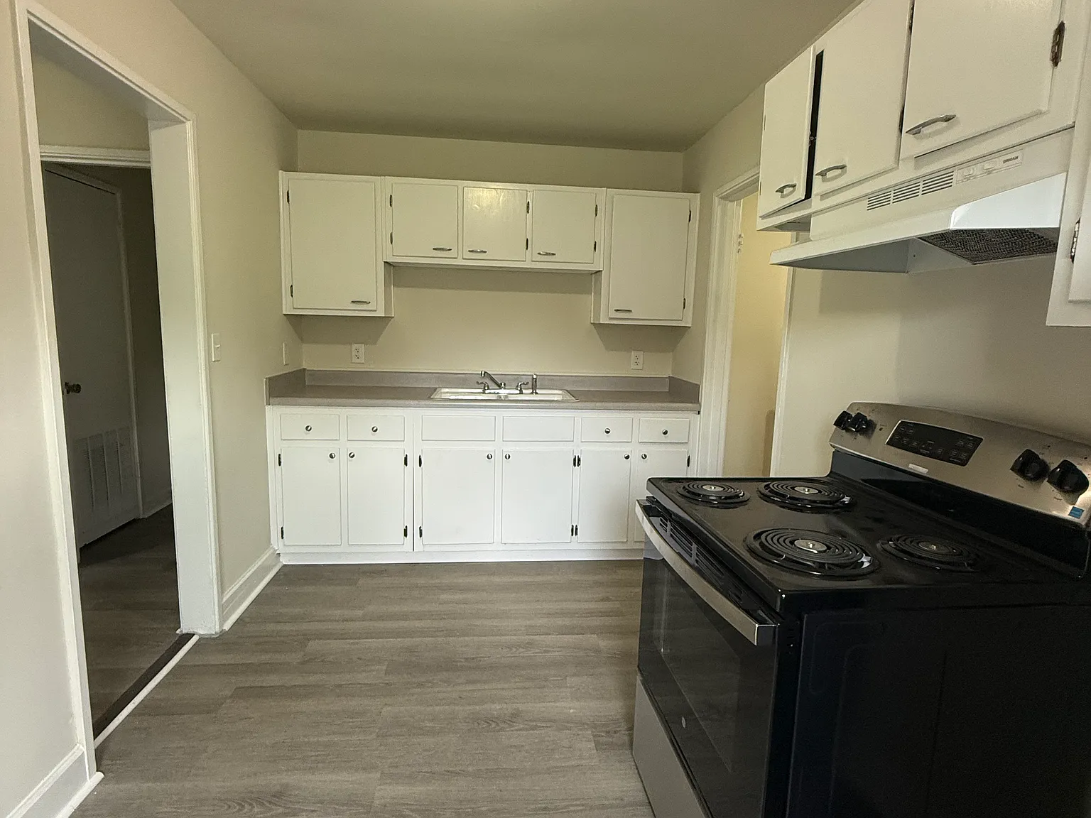 3 bed, 963 sqft, $1,200 — Photo 2