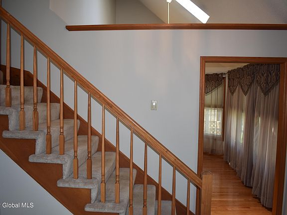 5th image of 40 Woodside Dr
