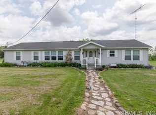 110 N 1st St, New Douglas, IL