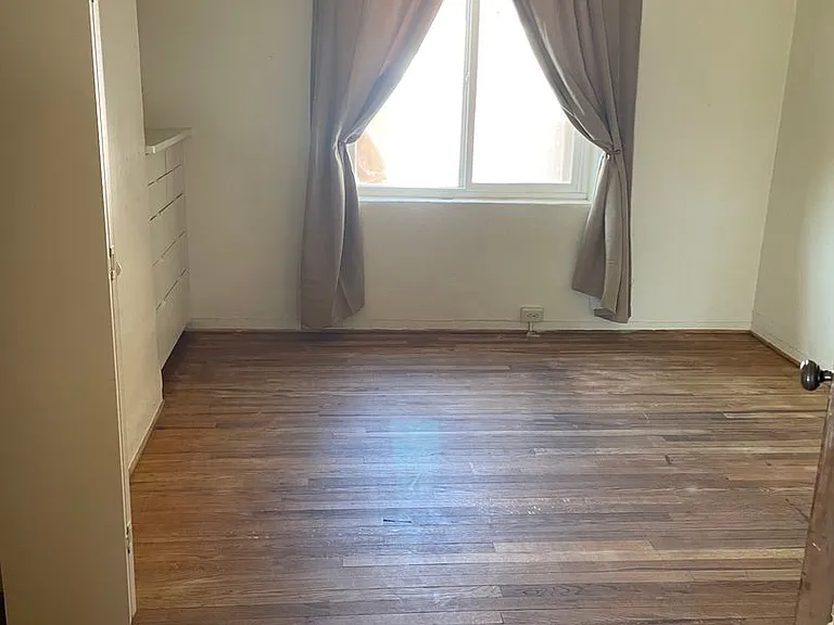 2210 W Alameda St — Photo 11