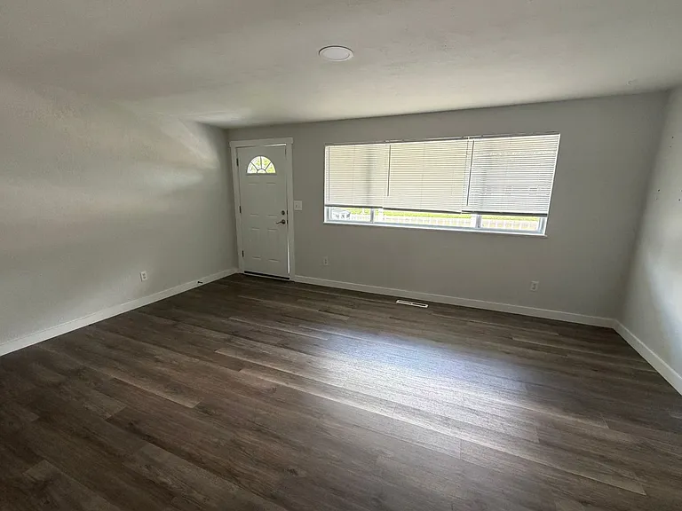 4326 Kitridge Rd — Photo 2
