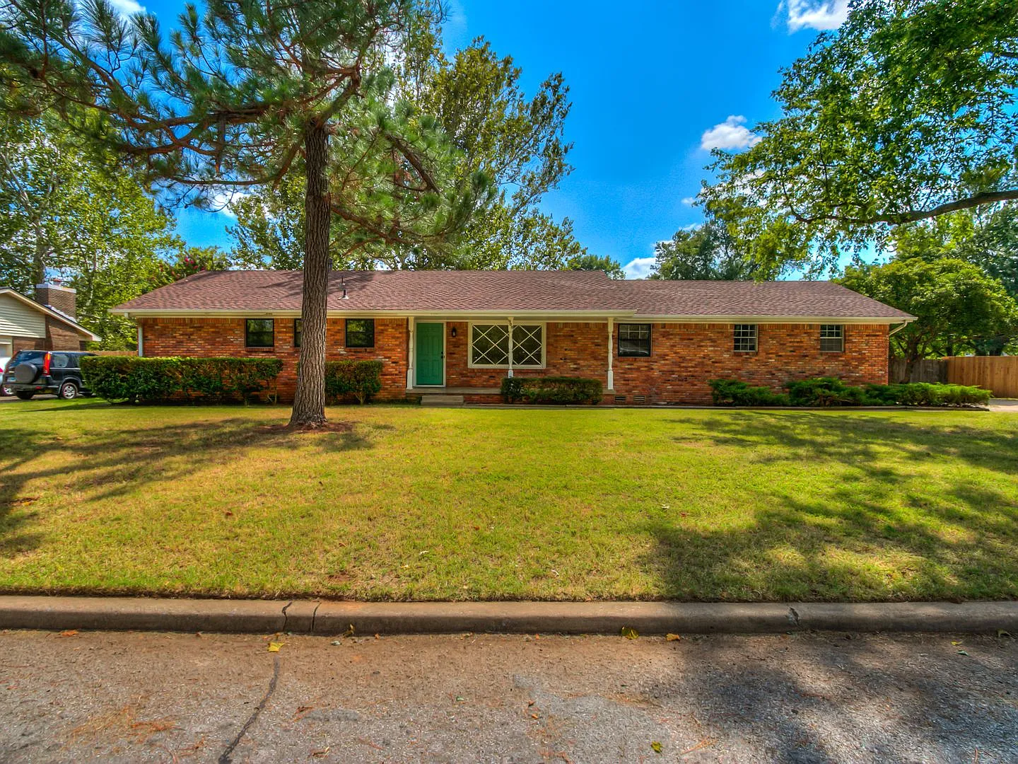 Preleasing For Early Aug 2027! Updated (3) Bed, (2) Bath + Additional Living Area! — Photo 2