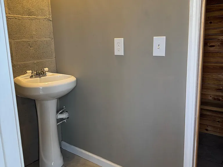 1801 Robin Hood Ln — Photo 7