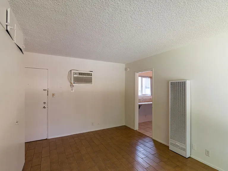 406 Oak St — Photo 4