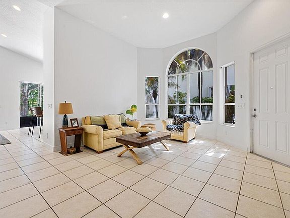 5th image of 4841 N CLASSICAL Boulevard