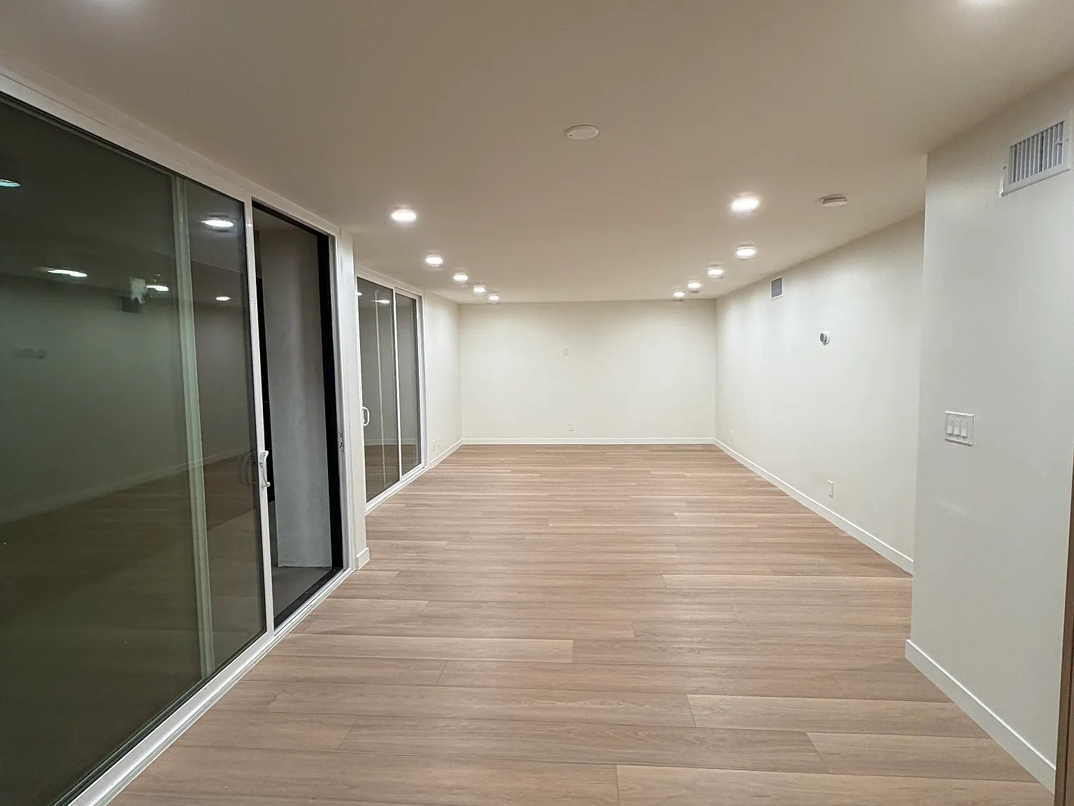 2 bed, 930 sqft, $5,500 — Photo 3
