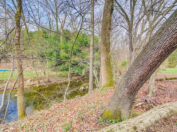 3rd image of 461 Crestland Dr
