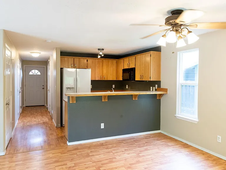 Kitchen with eat-in area dining