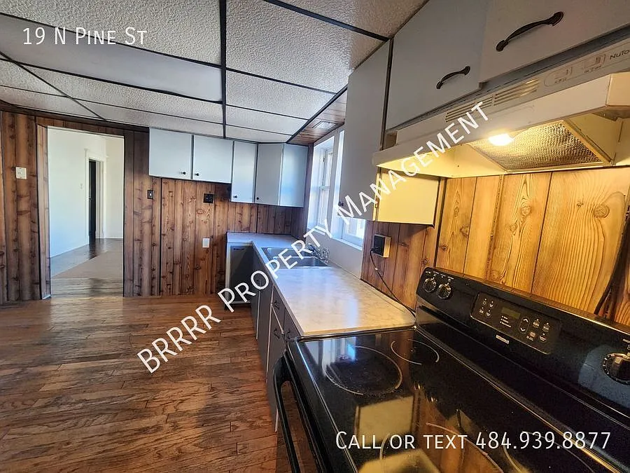 3 bed, 1.5 bath, $1,095 — Photo 2