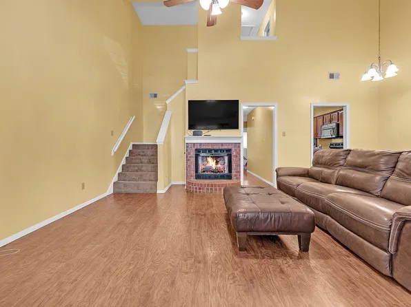 1515 Beaver Trail Dr, Cordova, TN 38016