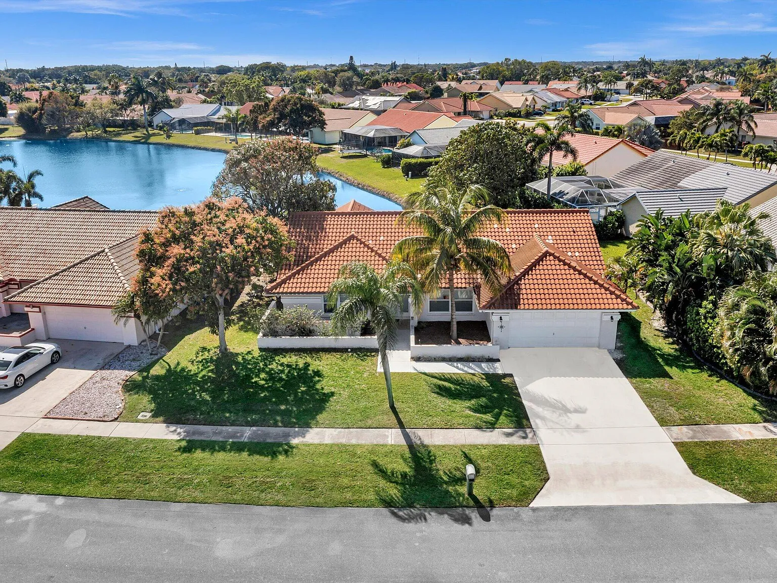 4 bed, 2.0 bath, 2279 sqft, $4,100 — Photo 2
