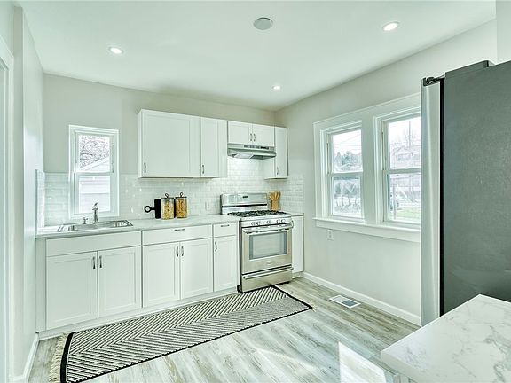 4th image of 110 Saint Casimir St