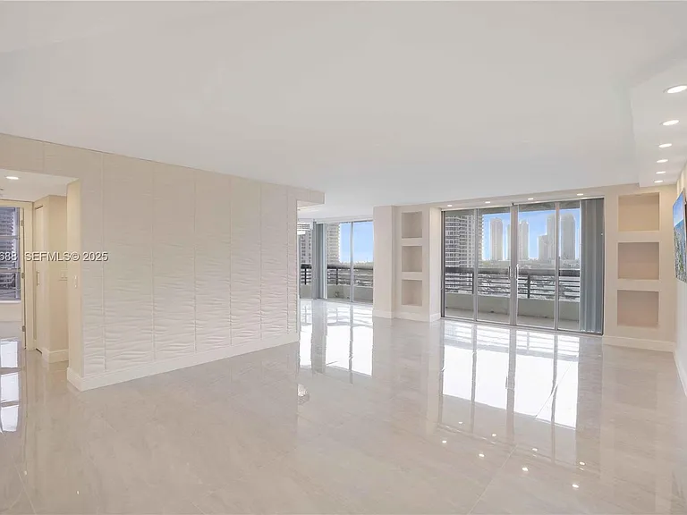 3500 Mystic Pointe Dr #1206 — Photo 24