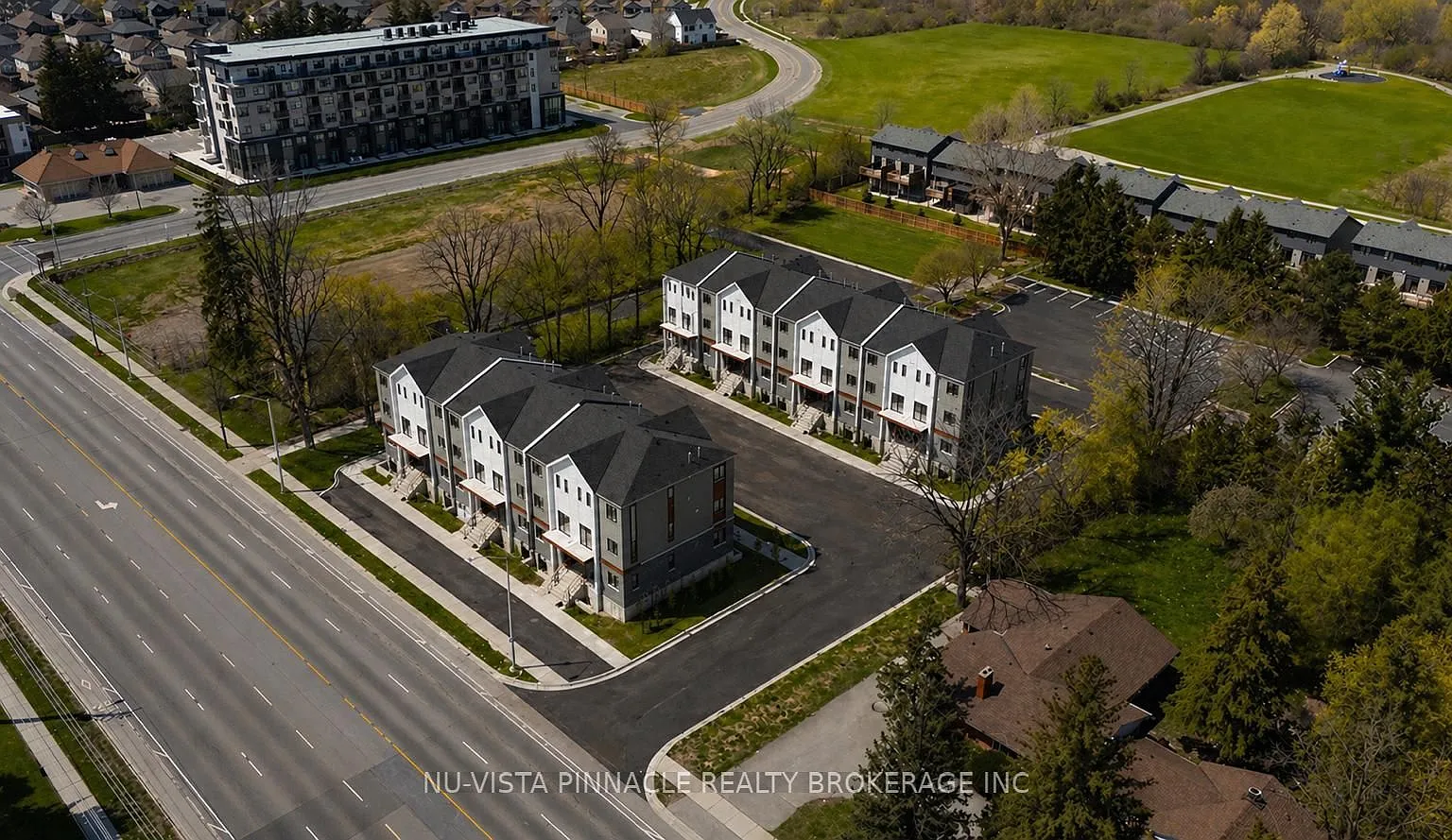 1208 Fanshawe Park Rd E — Photo 2