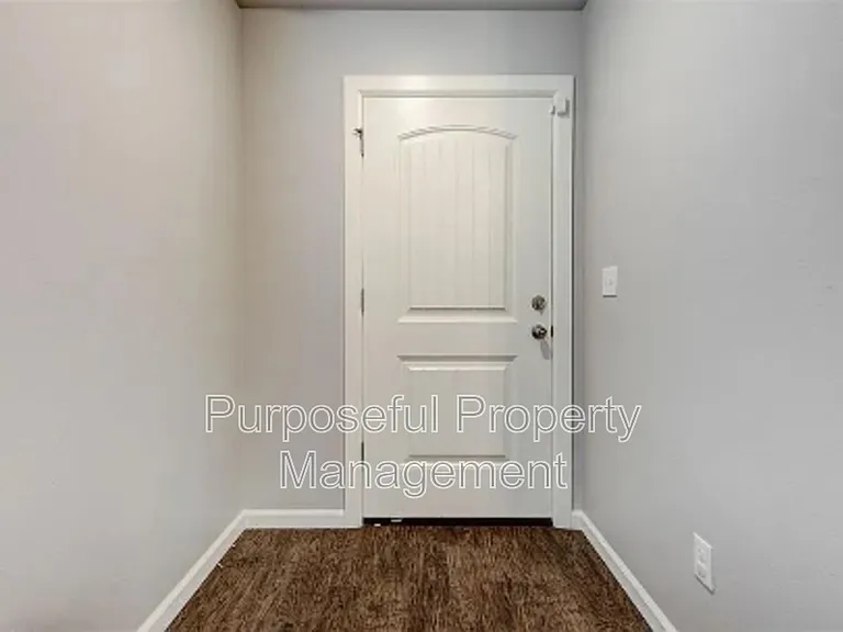 4313 Edinburg Way — Photo 3
