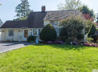 20 Hook Ln, Levittown, NY 11756
