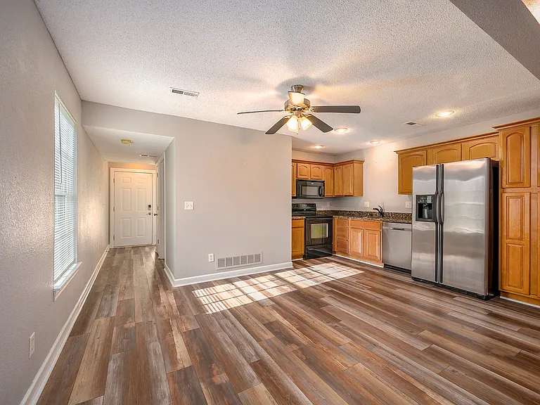 801 SW Peach Tree Ln — Photo 9
