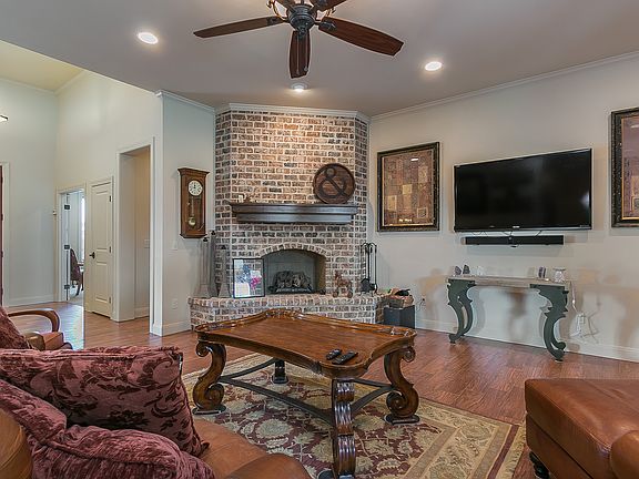 5th image of 8008 Oakview Dr