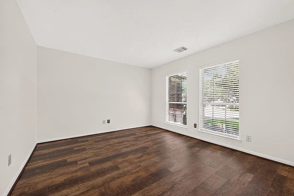 4 bed, 2.5 bath, 2362 sqft, $2,100 — Photo 4