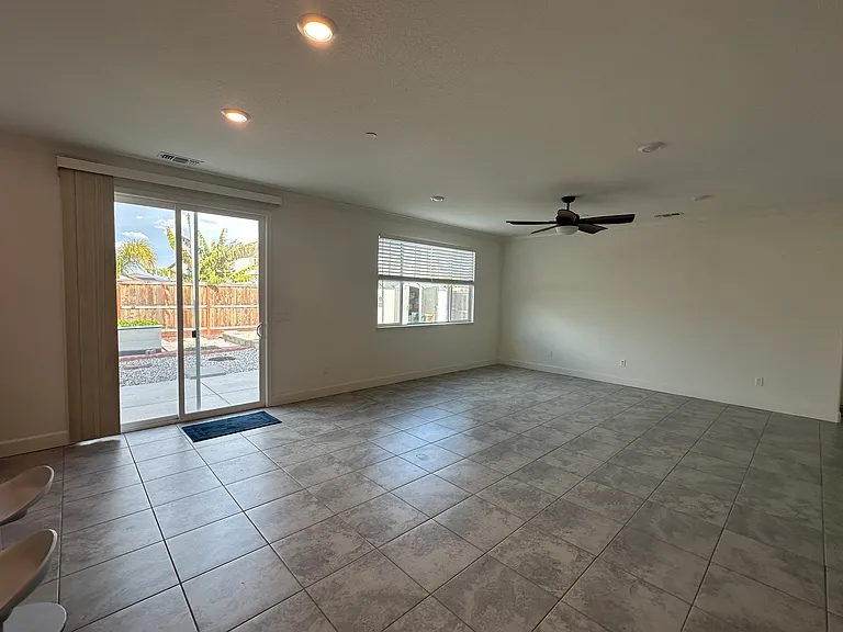 517 Central Pacific St — Photo 5
