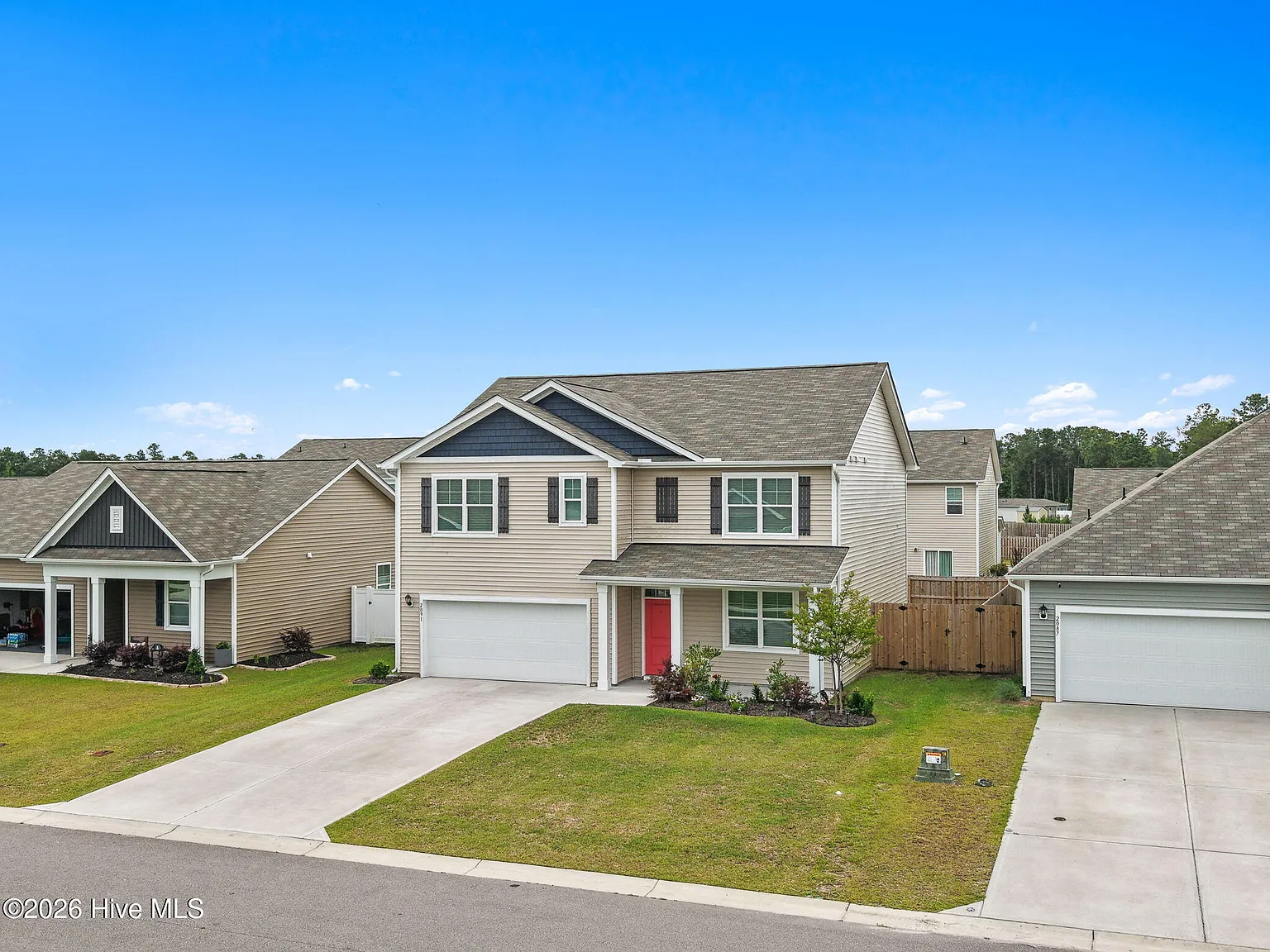 5 bed, 3.5 bath, 2511 sqft, $2,300 — Photo 2