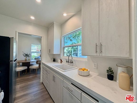 5th image of 2924 W Riverside Dr