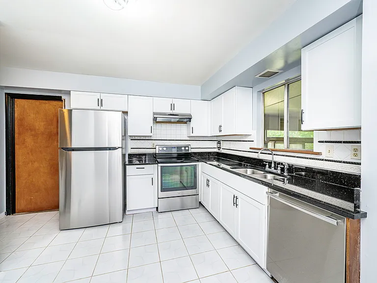 10912 London Dr — Photo 10
