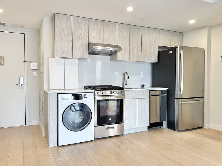 136-80 41st Ave #6F — Photo 1