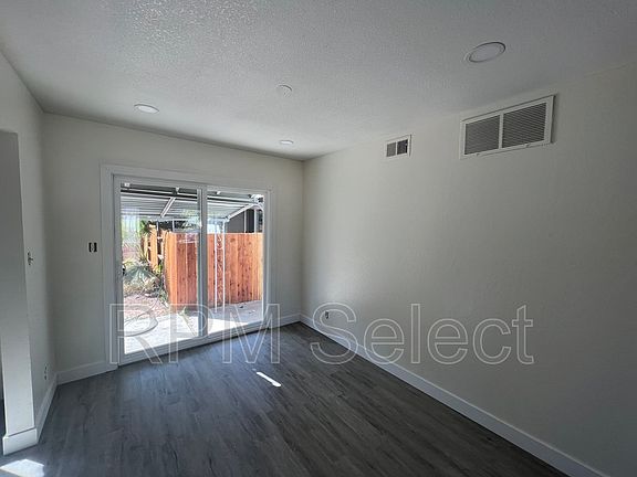 3rd image of 3000 Victoria Dr