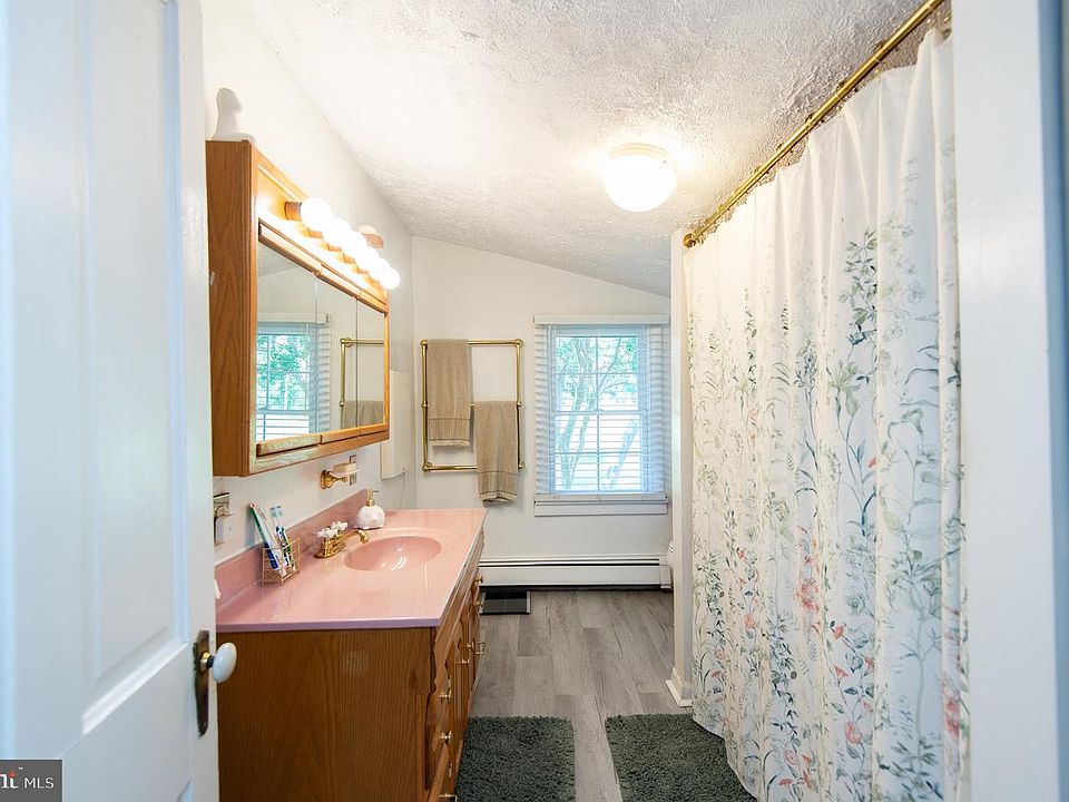 7th image of 885 Hudson Rd