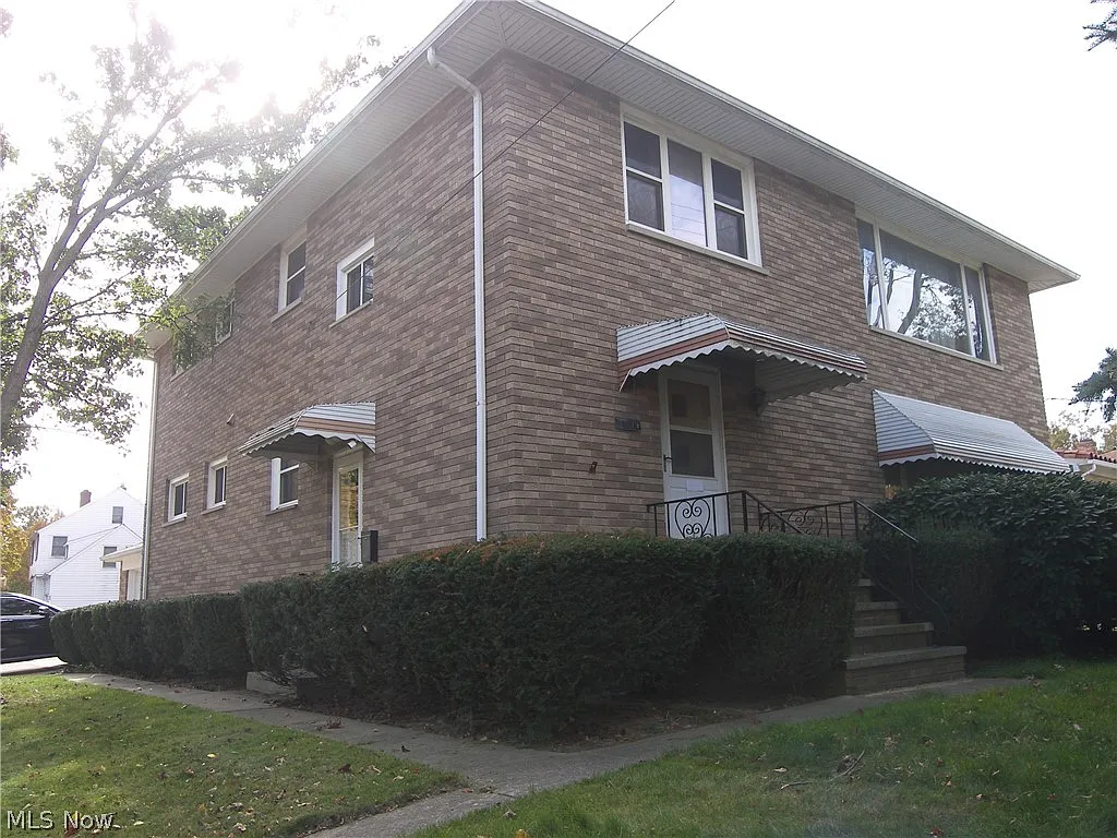 27168 Lake Shore Blvd photo 1