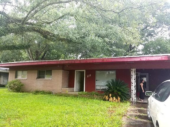 3rd image of 211 Monterey St