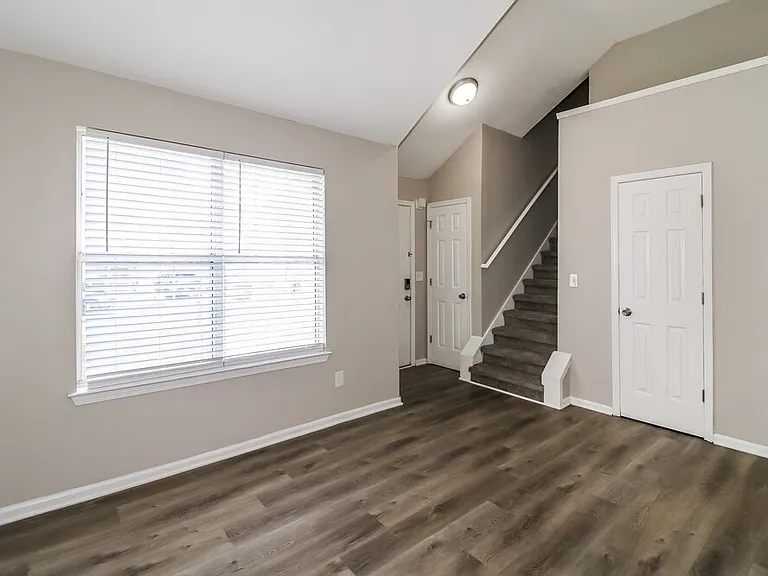 2915 Russ Ln — Photo 6