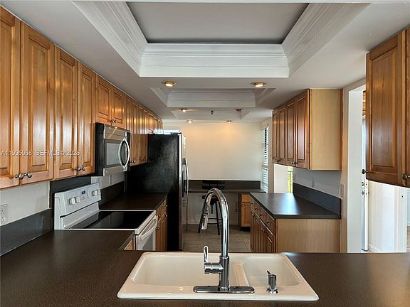 5th image of 21 Royal Palm Way #5060