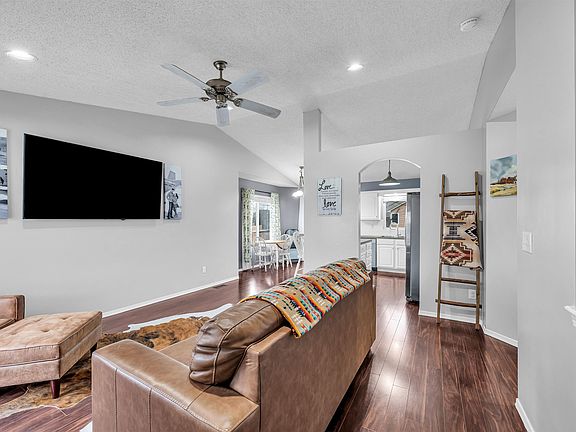 3rd image of 1101 N Raintree Dr