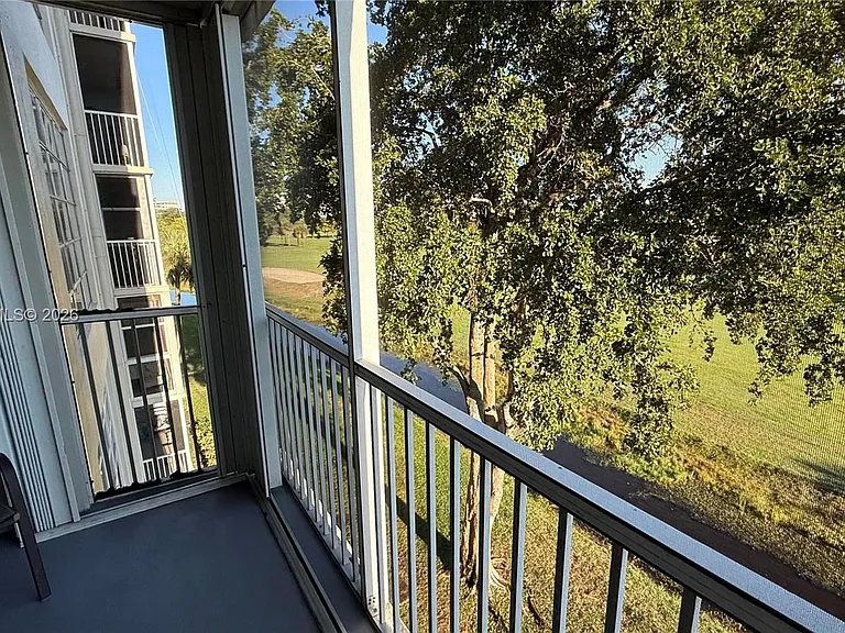 2901 S Palm Aire Dr #408 — Photo 4